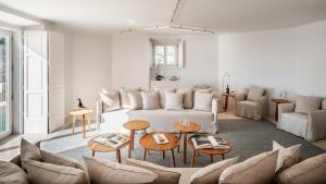 Oceanfront Luxury Villa in Estoril with Pool