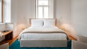 Oceanfront Luxury Villa in Estoril with Pool