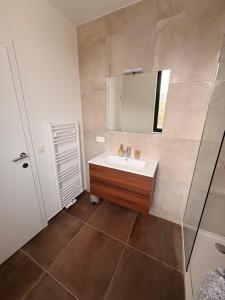 Bright and Minimalist Private Bedroom Montgomery Area