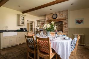 Tincleton Lodge & Rose Cottage - sleep 16