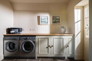 Tincleton Lodge & Rose Cottage - sleep 16