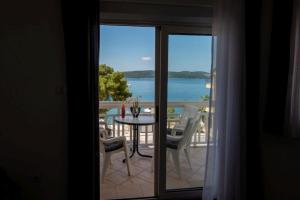 Apartment in Trogir with sea view, balcony, air conditioning, Wi-Fi (4786-1)