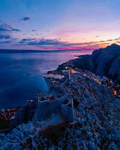 Sea View Beachfront Apartment Maslina