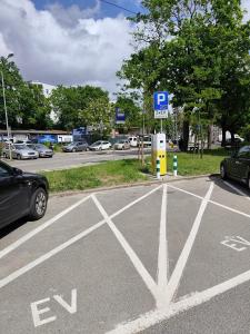 Good Day Apartments- private parking new town