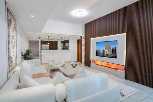 PJ- Premium Palm Jumeirah Apartment - Beachfront, Pool & Balcony