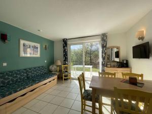 Maisons de vacances Duplex T3 6 pers avec terrasse, piscines et parking - Salavas - FR-1-382-32 : photos des chambres