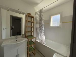 Maisons de vacances Duplex T3 6 pers avec terrasse, piscines et parking - Salavas - FR-1-382-32 : photos des chambres