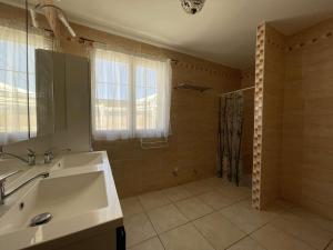 Maisons de vacances Villa 11 Pers a Vallon-Pont-d'Arc - Piscine Privee, 5 Ch, Jardin, Proche Centre - FR-1-382-213 : photos des chambres