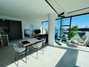 Prime Location CBD with Pool & Gym