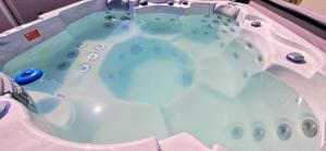 Maisons de vacances LE BONHEUR EST DANS LE VEILLON Maison neuve 3 chambres de 2025, 7 personnes, avec jacuzzi 6 personnes et climatisation reversible : Maison 3 Chambres