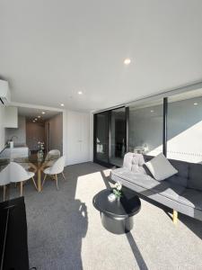 Brand new apartment close to hospital with POOL GYM in Woden center
