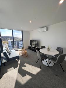 Brand new 1 bedroom apartment near Hospital, Westfield and pool gym