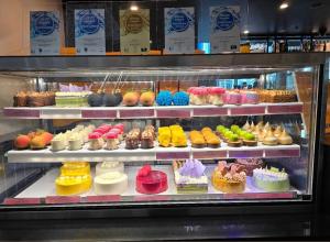 Brand new 1 bedroom apartment near Hospital, Westfield and pool gym