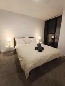 Brand new 1 bedroom apartment near Hospital, Westfield and pool gym
