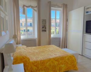 LUNA SUL PORTO Seaview Apartment - Bright and Spacious Flat in Central Nettuno, Steps from the Marina, Beaches, and Train Station