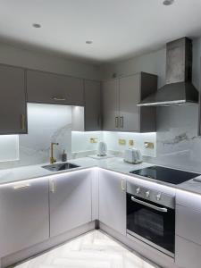 Stylish MK City centre Flat - Free Parking and Balcony