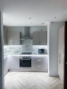 Stylish MK City centre Flat - Free Parking and Balcony