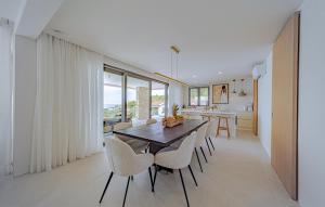 Cozy Home In Prizba, Blato