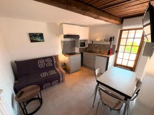 Sejours chez l'habitant Gite T2 a 5mn du Circuit Paul Ricard et du village du Castellet et a 10mn des plages de Saint-Cyr-sur-mer, Bandol et Sanary : photos des chambres