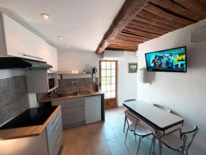 Sejours chez l'habitant Gite T2 a 5mn du Circuit Paul Ricard et du village du Castellet et a 10mn des plages de Saint-Cyr-sur-mer, Bandol et Sanary : photos des chambres