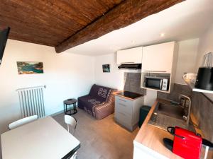 Sejours chez l'habitant Gite T2 a 5mn du Circuit Paul Ricard et du village du Castellet et a 10mn des plages de Saint-Cyr-sur-mer, Bandol et Sanary : photos des chambres