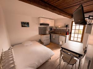 Sejours chez l'habitant Gite T2 a 5mn du Circuit Paul Ricard et du village du Castellet et a 10mn des plages de Saint-Cyr-sur-mer, Bandol et Sanary : photos des chambres