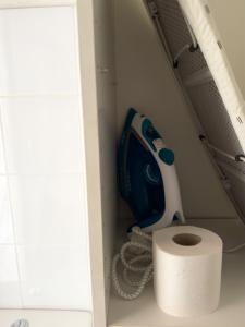 Sejours chez l'habitant Gite T2 a 5mn du Circuit Paul Ricard et du village du Castellet et a 10mn des plages de Saint-Cyr-sur-mer, Bandol et Sanary : Chambre Double avec Salle de Bains Privative