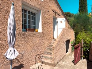 Sejours chez l'habitant Gite T2 a 5mn du Circuit Paul Ricard et du village du Castellet et a 10mn des plages de Saint-Cyr-sur-mer, Bandol et Sanary : photos des chambres