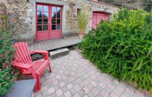 Maisons de vacances Stunning Home In Frossay With Wifi : photos des chambres