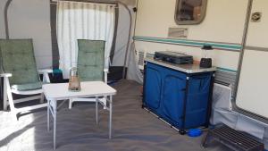 Gezellige caravan met weids uitzicht nabij Sneekermeer