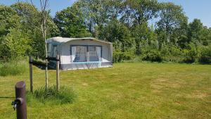 Gezellige caravan met weids uitzicht nabij Sneekermeer