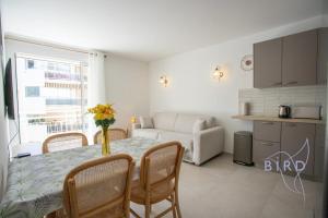 Cozy renovated apartment with sea view