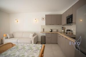 Cozy renovated apartment with sea view