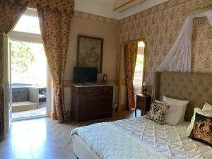 Suite romantique dIsoarde des Baux - Château de Rochetaillée