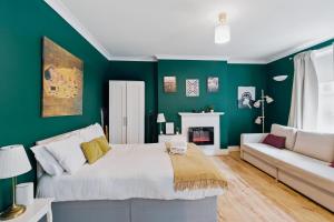 Well-Connected Modern Studio in Prime Location