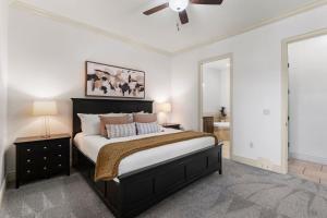 Top-Floor Desert Oasis - Balcony Fireplace Jacuzzi