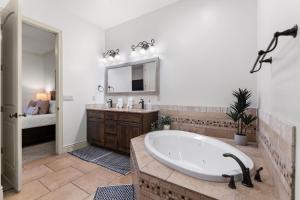 Top-Floor Desert Oasis - Balcony Fireplace Jacuzzi