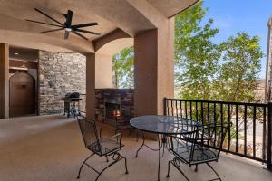 Top-Floor Desert Oasis - Balcony Fireplace Jacuzzi