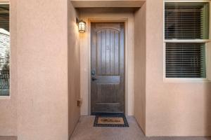 Top-Floor Desert Oasis - Balcony Fireplace Jacuzzi