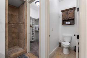 Top-Floor Desert Oasis - Balcony Fireplace Jacuzzi