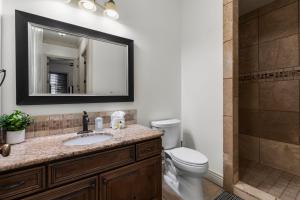 Top-Floor Desert Oasis - Balcony Fireplace Jacuzzi