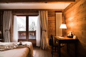 Double Room with Balcony room in Auberge De La Maison