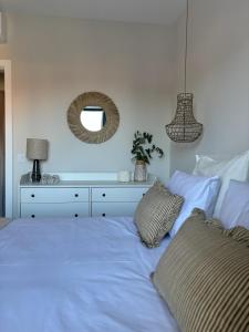 RookieC Two Bedroom peaceful location old town AC