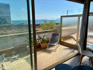 JUAN - PLAGES - PARKING Privé - TERRASSE VUE MER