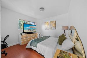 Entire Private Home with 4 Bedrooms 2 Bathrooms, Garage & Gated Yard, Near San Diego Gaslamp, Beach, Available Now