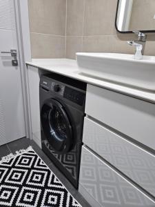 Rainbow, отличная квартира в 100 метрах от моря с полноценной кухней,выделенной спальней и шикарным видом!