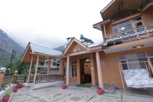 The Applewood Villa in Manali Romantic Stay