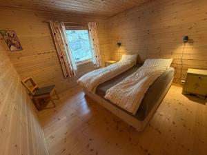 Cabin by Lenefjorden, 50hp Boat and bed linen included