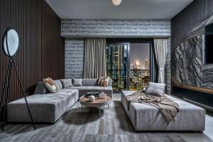 Full Burj Kalifa and Dubai Fountain Views