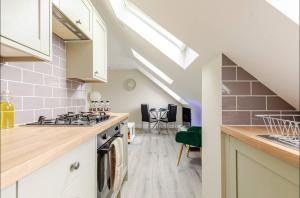 Central 2 Bedroom with Free Parking & Foosball Table